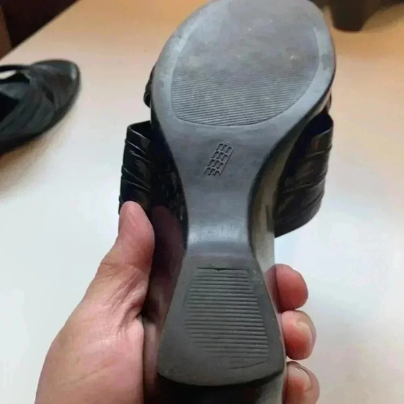 Italian Shoemakers black mules, with crossover leather straps, 2” heel - Picture 5 of 10